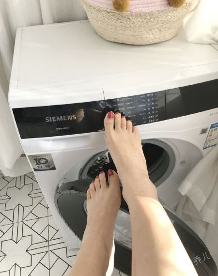 女仆扒开双腿让主人调教游戏