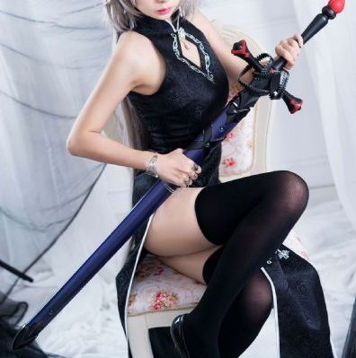 赤裸红唇