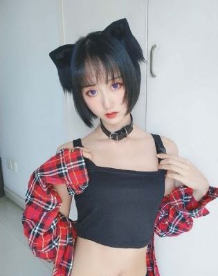 被套上自动挤奶器